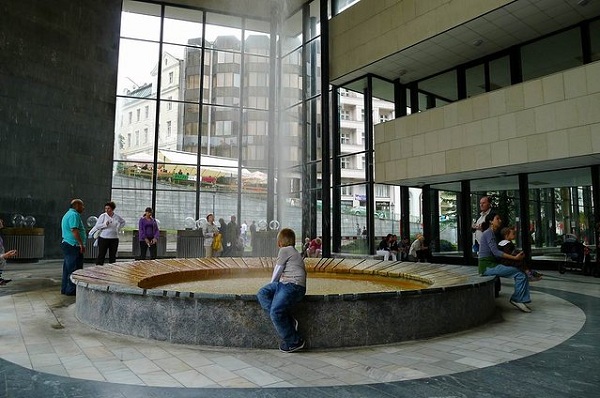 捷克旅游指南--特色旅游:温泉小镇”卡罗维发利的温泉喷池