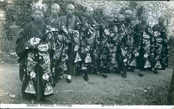 古老的“厝”葬奇俗--Monks Worship， Nanking”(南京。祭祀中的和尚)