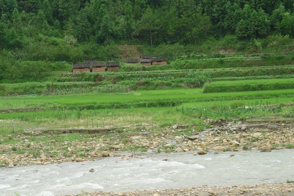 古老的“厝”葬奇俗--在照片中所拍摄的“小屋”就是古代流行的“厝”（读音cuò）葬制度。