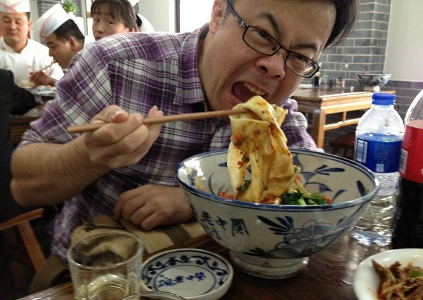陕西民间十大怪异风俗习惯--碗盆难分开：陕西人(老陕)吃饭，喜欢用一种耀州产的近1尺的白瓷青花大碗，当地人称为“老碗”。