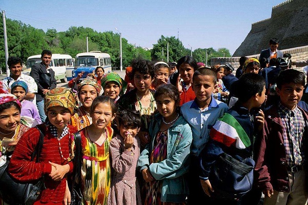 乌兹别克斯坦风俗禁忌--街上学生