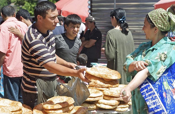 乌兹别克斯坦风俗禁忌--街上面包商贩