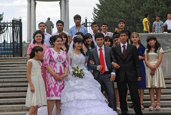 乌兹别克斯坦风俗禁忌--婚礼新人