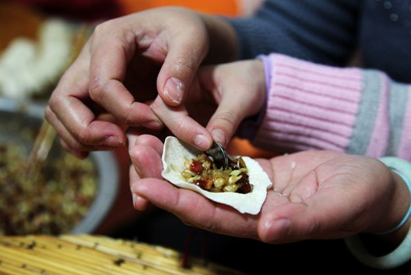 中国各地春节怪异风俗面面观--黑龙江吃带硬币饺子