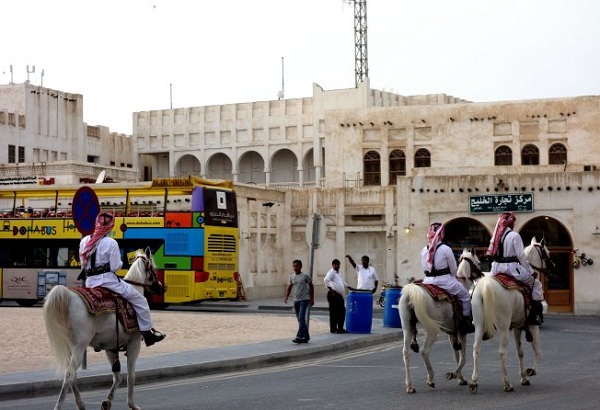 卡塔尔风俗禁忌--多哈街上骑马的巡逻队