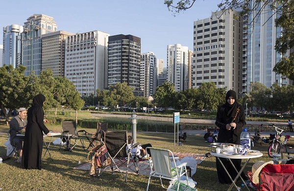 阿拉伯联合酋长国的风俗禁忌--在公园烧烤的当地人