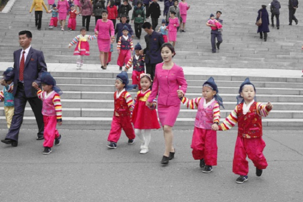 朝鲜风俗习惯--朝鲜民众庆祝母亲节