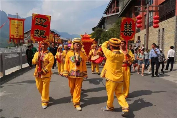 土家族婚俗--较有特点的婚姻仪式是陪十姊妹、陪十兄弟与哭嫁