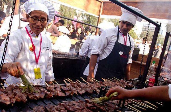 秘鲁瓦乔小镇的《豚鼠节》--一碟烤全鼠和配菜仅需7美元