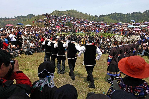 侗族传统节日一览--侗族大雾梁歌会又称“大戊日”、“大戊梁歌会”，是湖南通道一带侗族的地方性民间传统歌会。