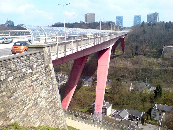 卢森堡旅游景点大全--夏洛特女大公桥(Grand Duchess Charlotte Bridge)又称彩虹桥。