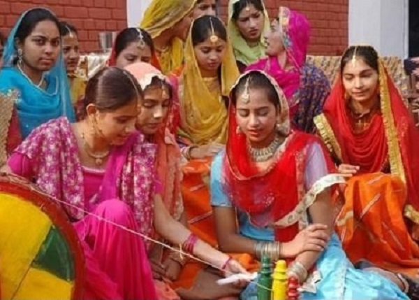 印度贝迪亚族少女“成人仪式”竟是当妓女--当他对她生厌了，族人会为此举行庆祝会。