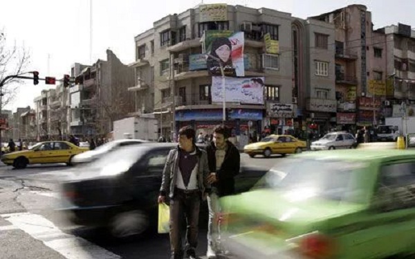国外18种最为严厉的交通规则--伊朗：闯黄灯与闯红灯性质相同。