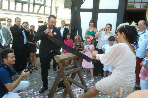 世界上最有趣的婚礼习俗--德国婚礼锯木头