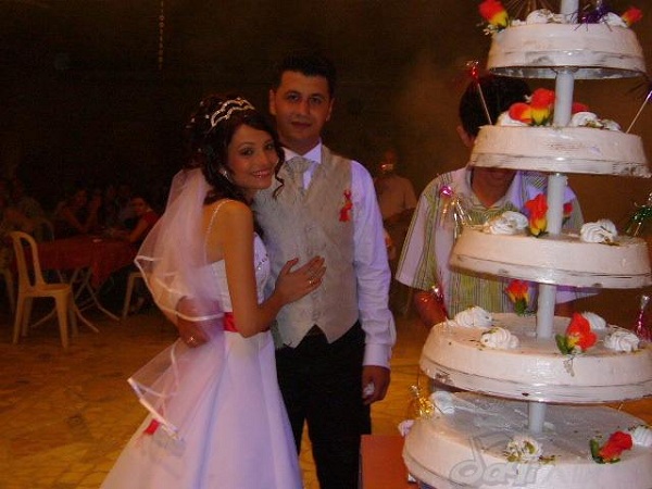 世界上最有趣的婚礼习俗--土耳其婚礼上伴娘在新娘鞋头签字