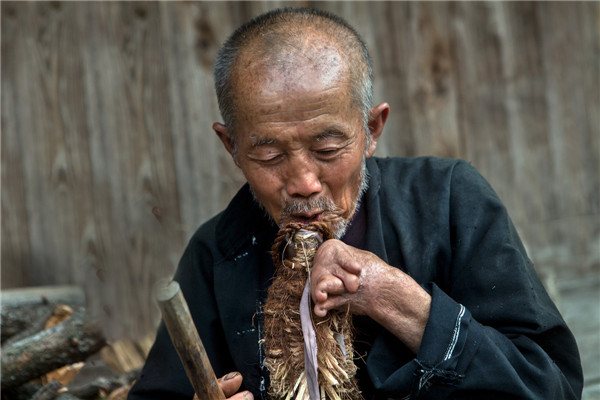 土家族《打草靴》--“打草鞋”即手工制作草鞋这一技艺也被列入宣恩县非物质文化遗产名录。
