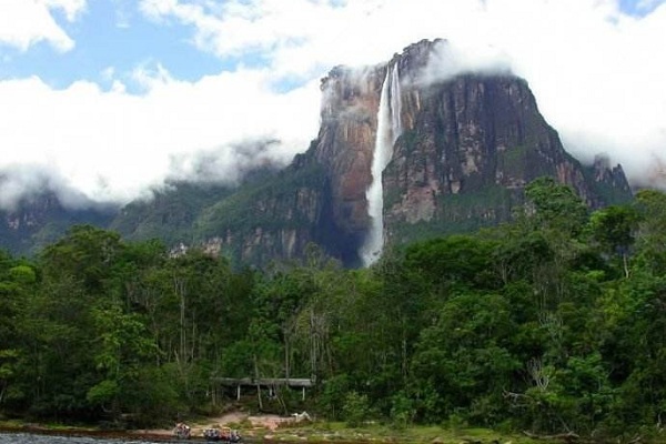 ​委内瑞拉其他热门景点--安赫尔瀑布亦称丘伦梅鲁瀑布，是委内瑞拉玻利瓦尔（Bolivar）州圭亚那高原卡罗尼（Caroni）河支流丘伦河（Rio Churun）上的瀑布。
