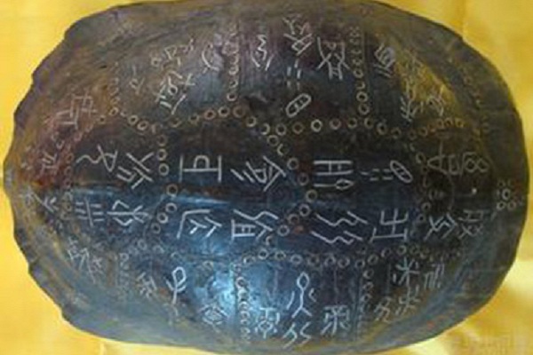 历史上十条超级迷信的奇异风俗--在公元前1300年的中国，祭司们从龟壳上的花纹得知神明的信息。