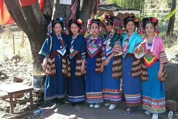 傣族传统节日大全--窝巴节这一天，傣家女性会穿上自己亲手制作的最美霓裳火草筒裙来欢度这个节日。