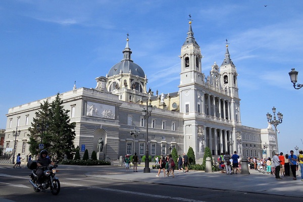 西班牙马德里旅游景区景点--阿穆德纳圣母主教座堂