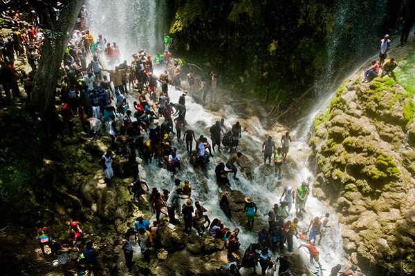 最可怕的仪式习俗锦集--海地巫毒教瀑布洗礼