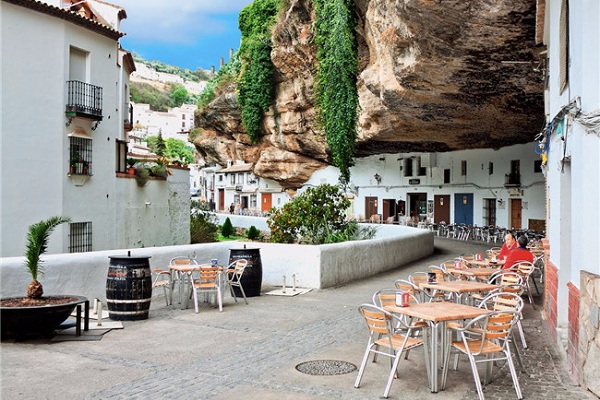 世界六个独特地方风俗--西班牙赛特尼尔，在岩石上居住的城市