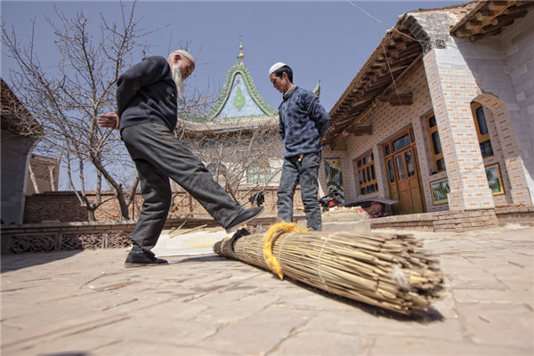 东乡族擀毡技艺--早在元代至元年间，东乡境内已有擀毡工艺，是东乡族先民从中亚带来的技艺。