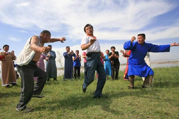 锡伯族节日活动--西迁节是锡伯族人民不可忘记的民族节日，这一天，锡伯族的男女老少都要穿上盛装，欢聚在一起，弹响“东布尔”，吹起“墨克调”，尽情地跳起舞姿刚健、节拍明快的“贝勒恩”。
