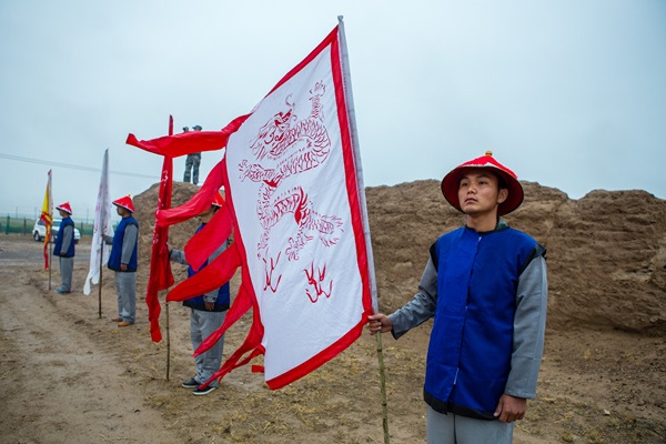 锡伯族西迁节不拜神仙祭卡伦--农历四月十八日成为锡伯族的西迁壮举纪念日，也是锡伯族最盛大、最隆重的一个节日----西迁节，也被称作“怀亲节”。