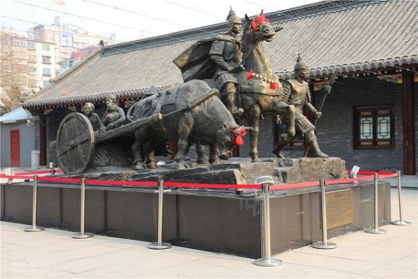 仅存的沈阳锡伯族家庙--1020名锡伯族戍边将士和他们的家属西迁纪念雕像