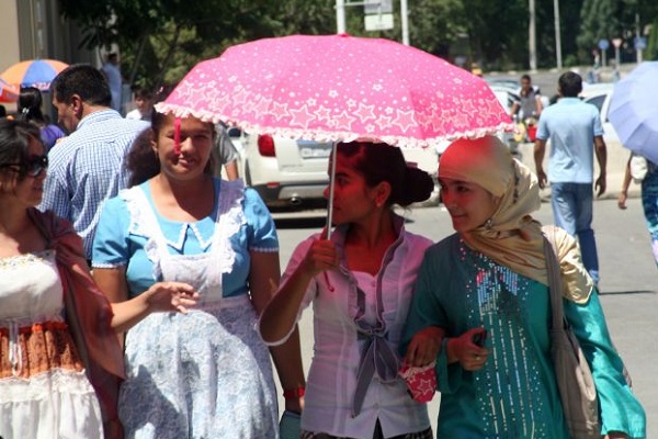 乌兹别克斯坦礼仪禁忌--仪态礼仪：如果穿着背心、短裤之类的服装，就不能到别人家里去，更不能进清真寺，也不能到公共场所里去。在穆斯林做礼拜时，不准别人乱走动，大声说话。