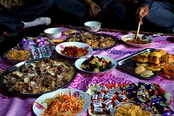 哈萨克族的日常饮食--主要是面类食品、牛、羊、马肉、奶油、酥油、奶疙瘩、奶豆腐、酥奶酪等