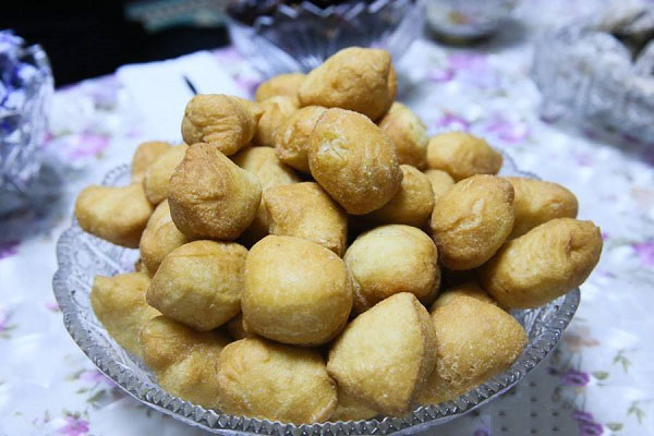 哈萨克族的节庆饮食--哈萨克族热情好客，待人真诚。抛撒“包尔沙克”、糖，迎喜事是哈萨克族的传统礼俗。