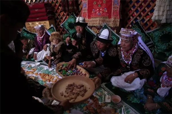 哈萨克族的婚礼习俗--在哈萨克族，​哈萨克青年男女的恋爱方式充满了诗情画意。如在各种聚会活动中，在生产劳动中，相互结识，或通过“姑娘追”等饶有风趣的文娱活动，逐步建立感情。
