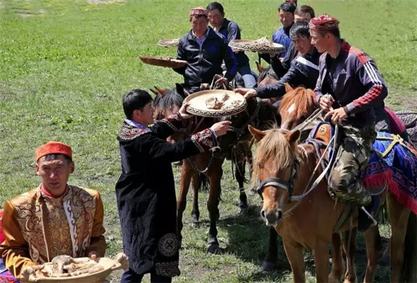 哈萨克族的婚礼习俗--大部分仪式均按照伊斯兰教的教规举行，也掺杂一些本民族长期形成的古老习俗。​