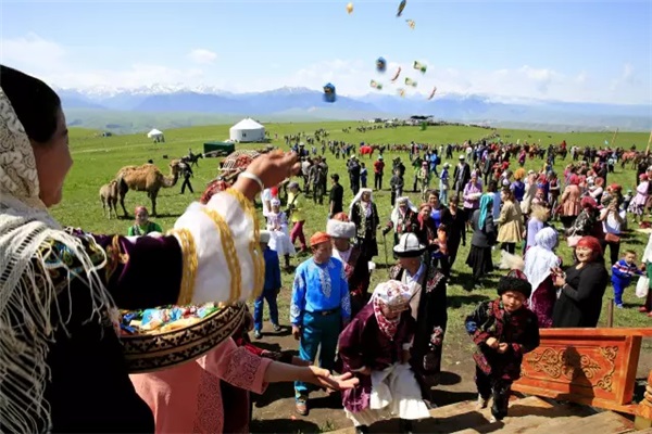 哈萨克族的婚礼习俗--女方家送亲礼，即女方举办出家仪式。在这次仪式上，主人必须宰杀牛、马、羊只，宴请亲属和同一部落的人。