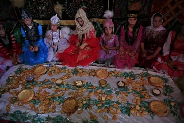哈萨克族的婚礼习俗--婆家迎新礼，即​新娘到新郎家时，新郎家举行的迎娶仪式。