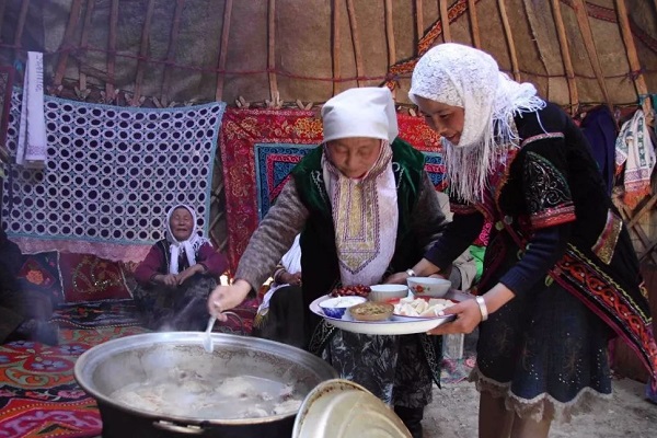 哈萨克族主要传统节日及禁忌--肉孜节，这个名称来自波斯语音译，而阿拉伯语的音译则为“尔德・菲土尔”，意为“开斋节”，所以“肉孜节”又称为“开斋节”。