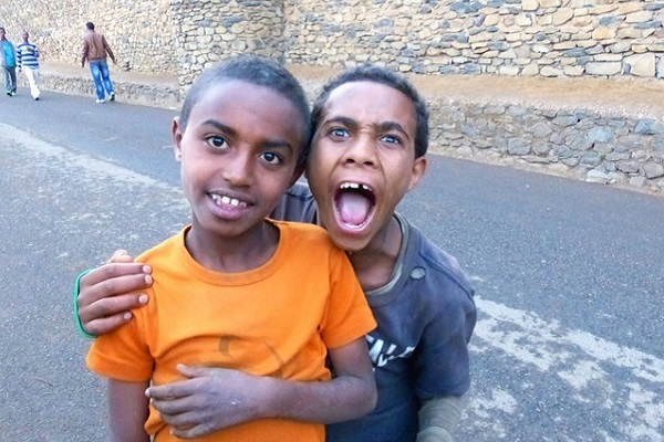 埃塞俄比亚习俗禁忌--埃塞俄比亚人喜欢鲜艳明亮的颜色，禁忌黑色，也禁忌宗教象征图案。