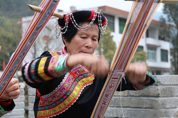 畲族民间工艺文化--织花带工艺，织花带工艺曾是畲族妇女普遍拥有的工艺，但随着畲民生活环境的逐步开放和汉族生活观念的影响，畲族民间善织花带的民间艺人已逐渐减少，手工织带工艺如今已不再是畲族妇女普遍拥有的工艺。