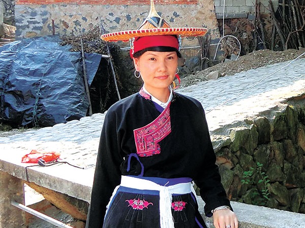 畲族民间工艺文化--从前的花斗笠是畲族妇女外出劳作、赶集或走亲访友时的遮阳工具，后来在时代的演变中它变得越来越精致，设计考究，技艺精湛，美观大方，便渐渐成为了畲族姑娘的陪嫁品之一。