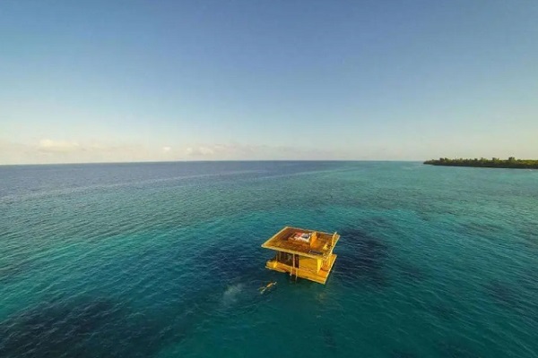 世界奇葩旅馆合集--漂浮旅馆：TheManta Resort这家酒店位于坦桑尼亚的桑给巴尔群岛的奔巴岛（Pemba Island），是一个漂浮在海中的水下酒店。