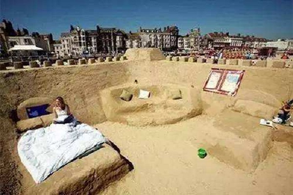 世界奇葩旅馆合集--英格兰威茅斯海滩的沙滩旅馆，宾馆完全由沙子组成。这个地方被认为是sandcastlebuilder的大本营。