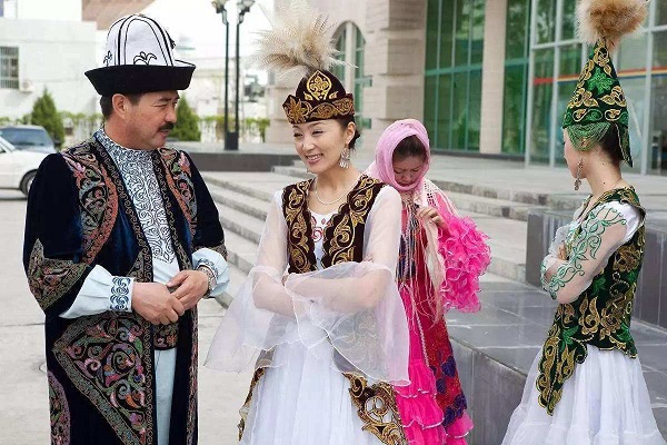 维吾尔服饰的形式清晰，纹饰多样，色彩鲜明，图案古朴，工艺精湛，花样较多，非常优美，富有特色。维吾尔族男性服饰，讲究黑白效果，这样粗犷奔放。 维吾尔族妇女服饰，喜用对比色彩，使红得更亮，绿得更翠。