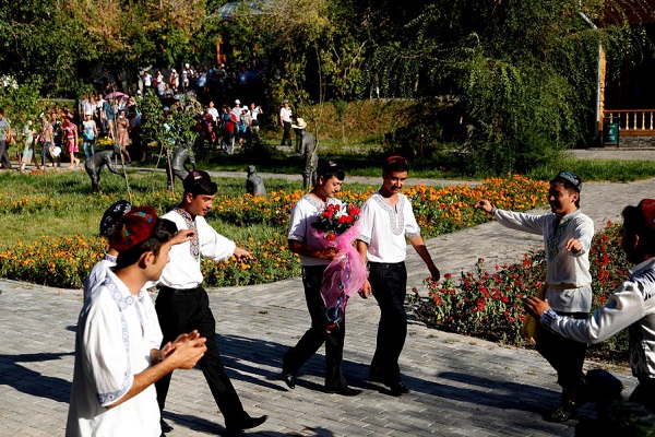 独具风情的维吾尔族婚礼习俗--小伙子看上了谁家的姑娘，或是男方家长准备物色一位姑娘为儿媳，事先都要履行“提亲”的手续。