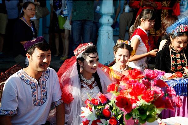 独具风情的维吾尔族婚礼习俗--按着常规，男方家准备的彩礼要有：姑娘的四季服装一至二套；还要有头巾、大衣、毛衣、鞋、袜和耳环、戒指、手镯、手表等装饰品。
