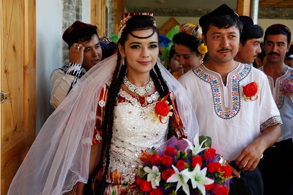 独具风情的维吾尔族婚礼习俗--在订亲的仪式上，女方要做抓饭或是库尔达克来招待客人。男方要在客人面前宣布给女方家的彩礼清单。