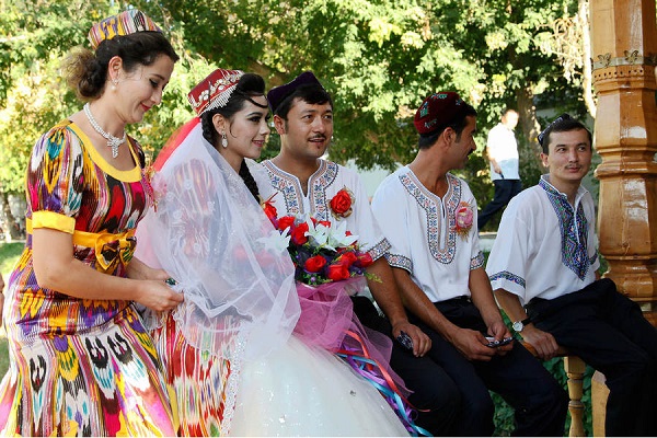 独具风情的维吾尔族婚礼习俗--订亲仪式结束后，便商订迎亲的婚礼，维吾尔语称“穷托依”。双方商定吉日后，正式举行婚礼。