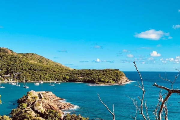 ����ϺͰͲ���ʮ�����ξ���--Ӣ�������ۣ�English Harbour���ǰ���ϵ���ʷ������������������λ�ڰ���ϵ����϶˵��ɶ�ѷ�촬�����ҹ�԰��Nelson's Dockyard National Park��15ƽ��Ӣ��������ϡ�