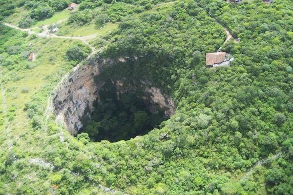 ����ϺͰͲ���ʮ�����ξ���--��ȶ�Ѩ��Darby���ǰͲ�����������ʤ����Ȼ����֮һ��������ʯ��ʯ�ܽ���γɵġ�